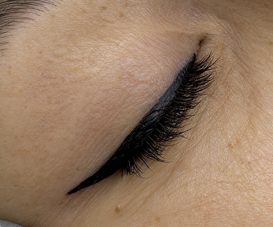 Delineado dos olhos com acabamento marcado