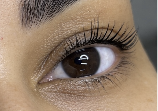 Lash lifting com cílios naturais curvados