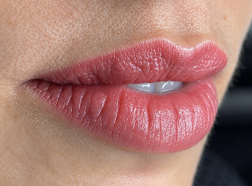 Micropigmentação labial com cor e contorno definidos